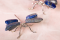 Vážka s krídlami z minerálu Lapis Lazuli