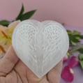 Selenitové srdce biele s bielymi anjelskými krídlami
