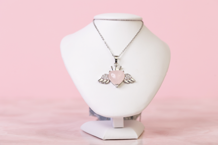 Anjelský Amulet srdiečko z Ruženínu s anjelskými krídlami