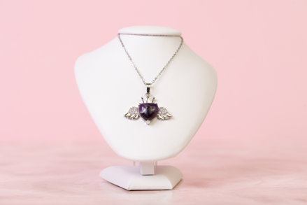 Anjelský Amulet srdiečko z Ametystu s anjelskými krídlami
