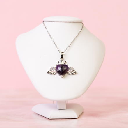 Anjelský Amulet srdiečko z Ametystu s anjelskými krídlami