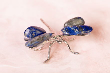 Vážka s krídlami z minerálu Lapis Lazuli